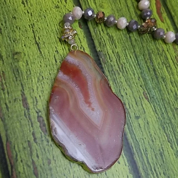Stunning geode orange and white Agate necklace - Picture 3 of 7